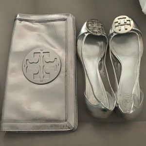Shoes Tory Burch silver comes with the clutch bag